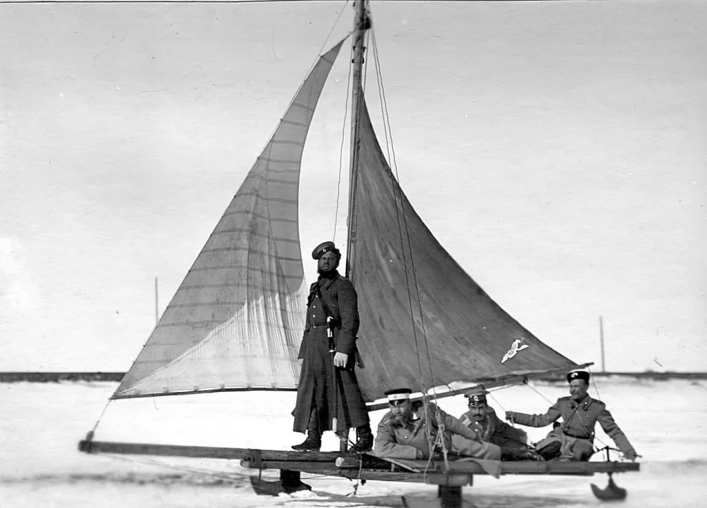  Казак лейб-гвардии Атаманского полка (стоит) и гвардейские офицеры на буере. 1-я Петербургская Императора Александра III бригада Отдельного корпуса пограничной стражи. Фото начало XX века.