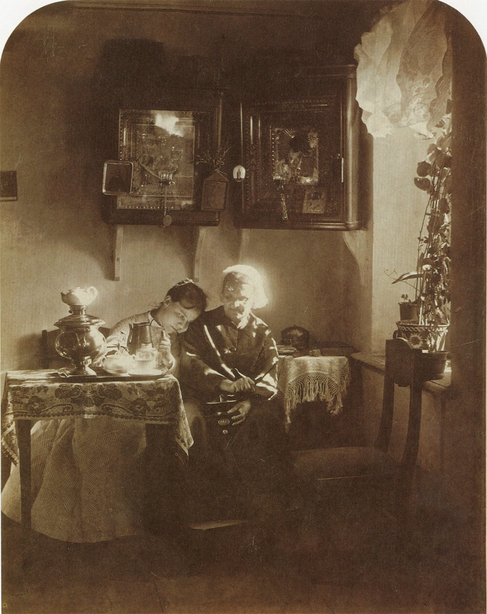 Внучка и бабушка. 1870 - 1880 гг. Фото А. О. Карелина.