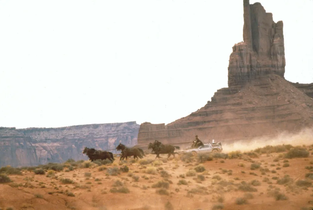 Кадр из кинофильма Р. Земекиса "Назад в будущее 3" (1990).