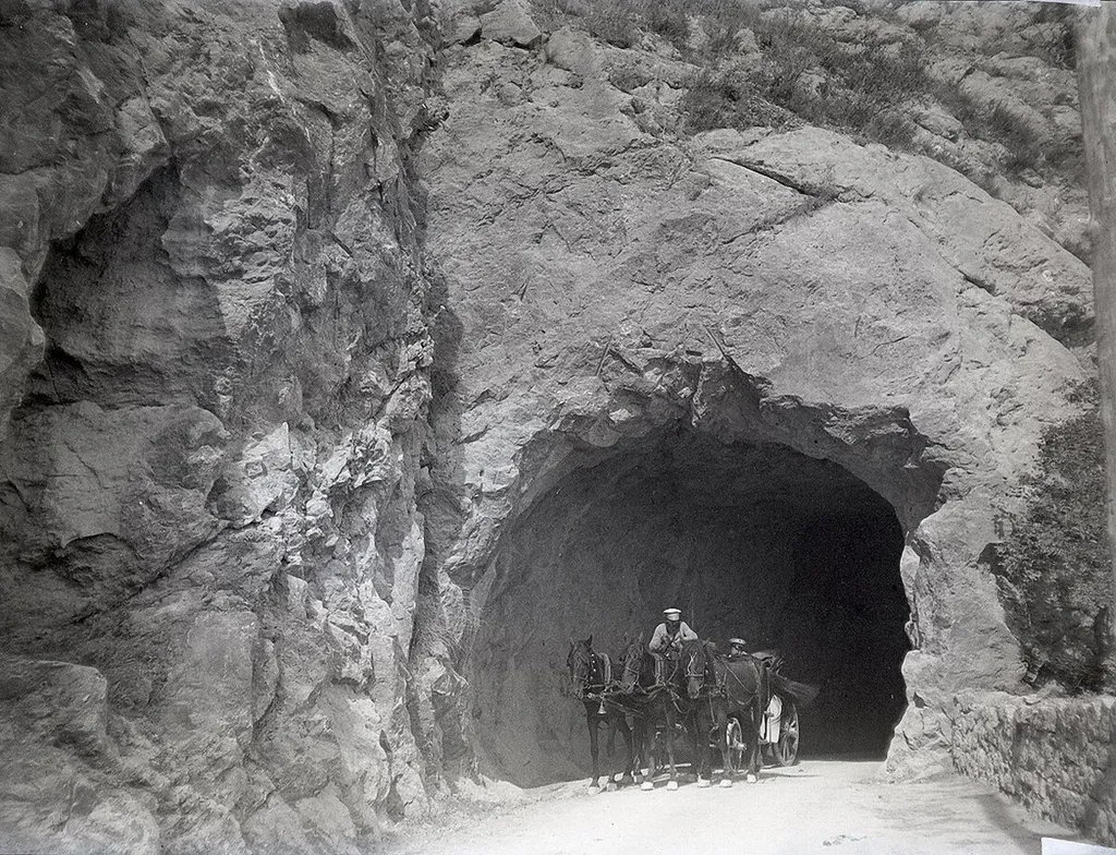 Тоннель у Байдарских ворот в Крыму. 1897. Фото А.В. Живаго.