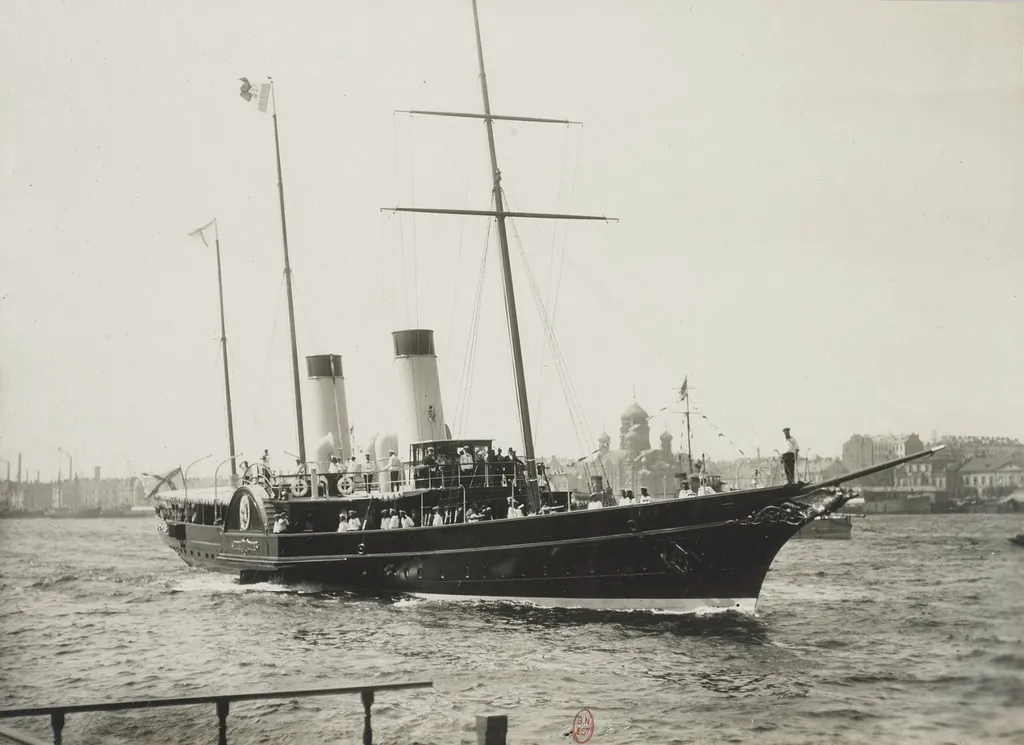 Императорская яхта "Александрия" с президентом Франции Р. Пуанкаре у Английской набережной. Санкт-Петербург. 1914.