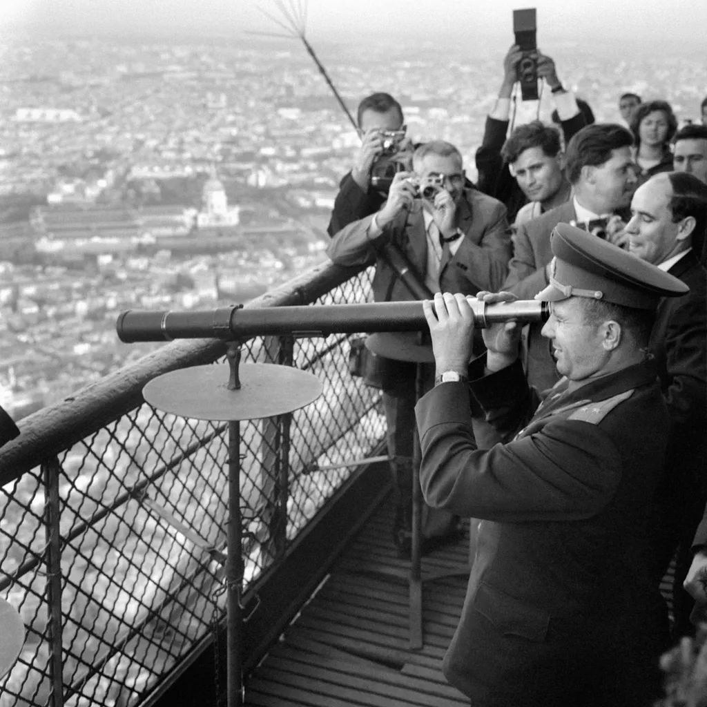 Ю. А. Гагарин на Эйфелевой башне в Париже, 27 сентября 1963-го года.
