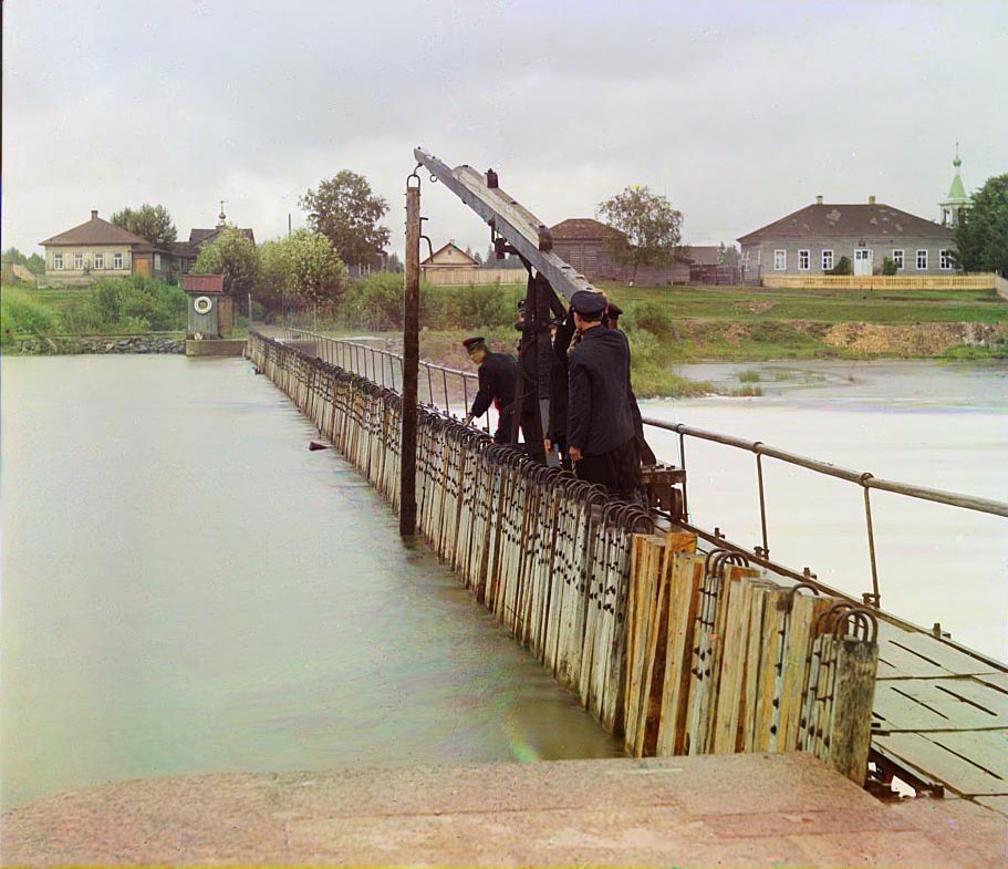 С. М. Прокудин-Горский. Вытягивание спицы из плотины (система Поарэ). Река Шексна. Село Ниловицы. 1909 год.