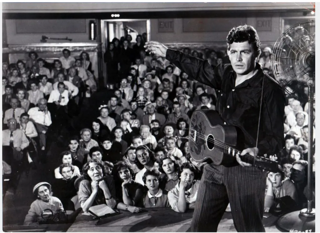 Кадр из кинофильма Э. Казана "Лицо в толпе" (1957).