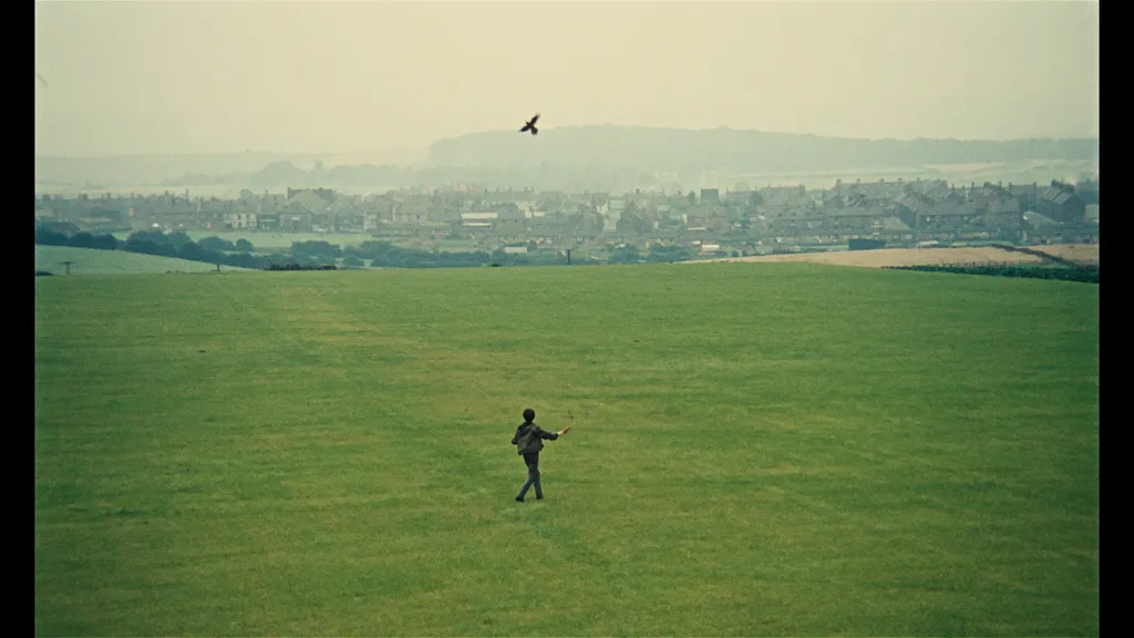 Кадр из кинофильма К. Лоуча "Кес" (1969).