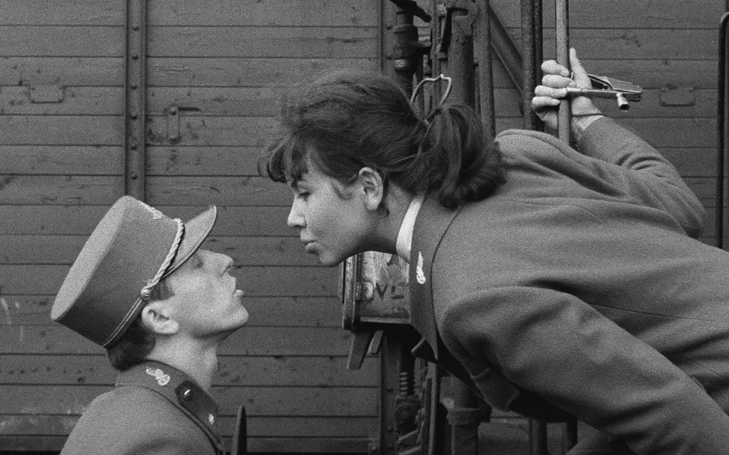 Кадр из кинофильма И. Менцеля "Поезда под пристальным наблюдением" (1966).