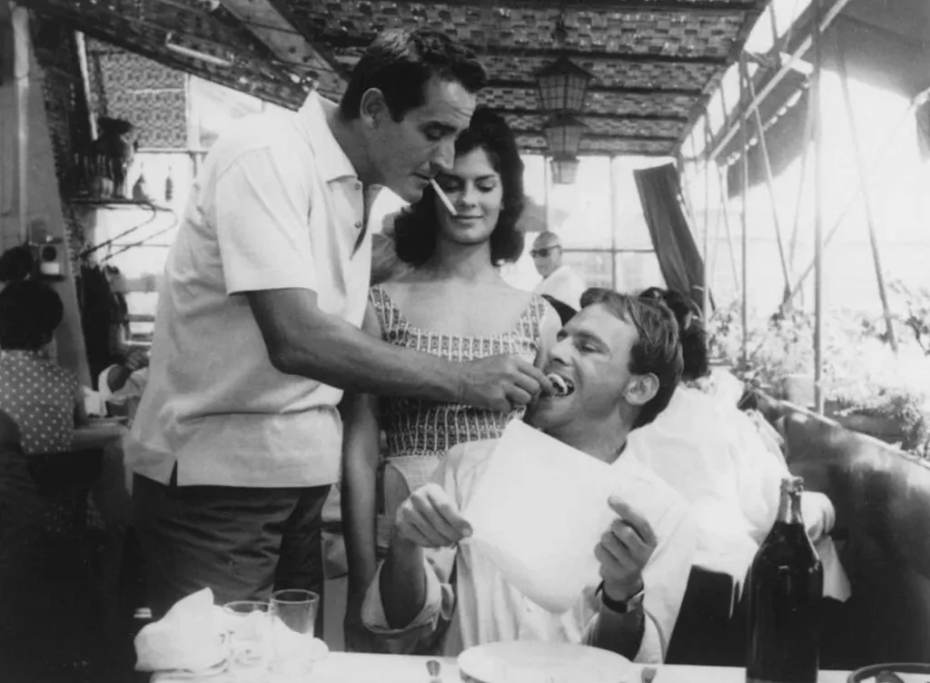 Кадр из кинофильма Д. Ризи "Обгон" (1962).