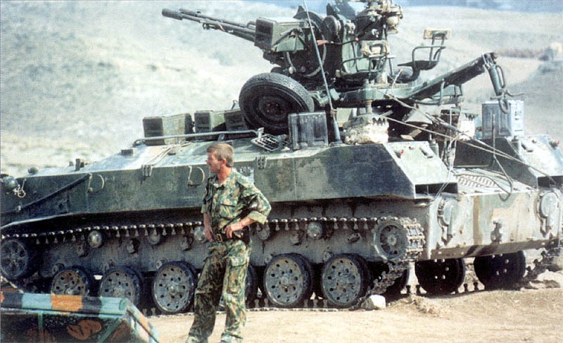 Российский БТР-Д, кустарно дооборудованный спаркой автоматических пушек
