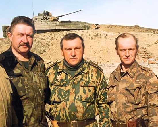 Владимир Шаманов в центре