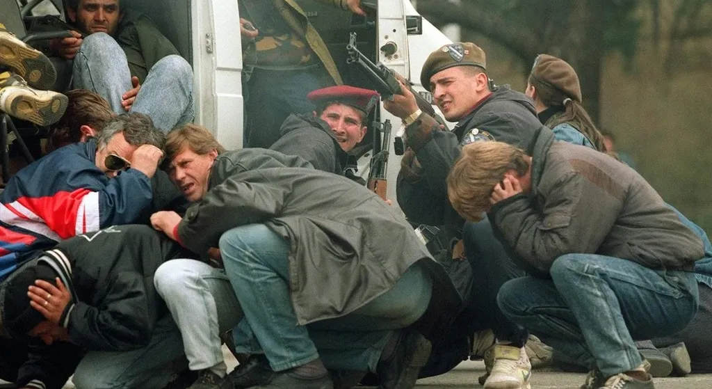 Боснийский солдат ведет огонь прямо из толпы