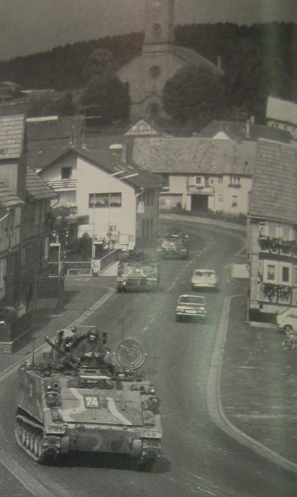 Американская бронетехника на улицах немецкого городка