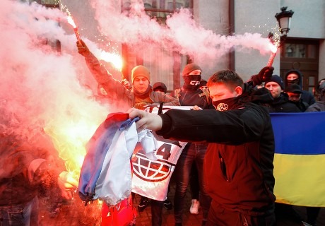 Боевики С14 жгут российский флаг