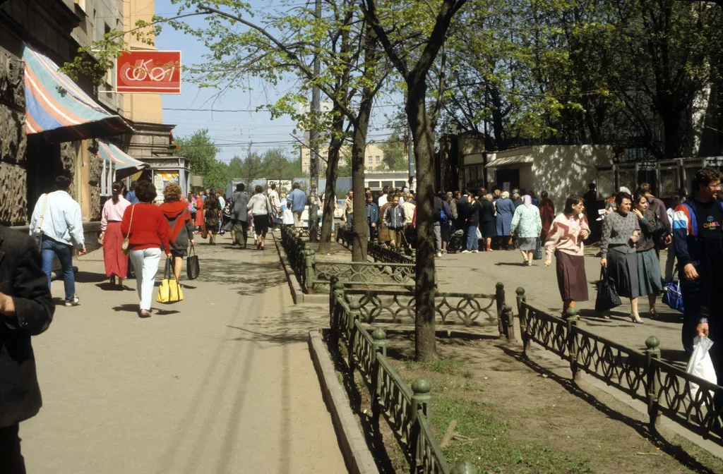 Уличная жизнь у метро «Сокол» в Москве. Глядя на это всё, я как-то понимаю прекрасную бухгалтершу Лену…