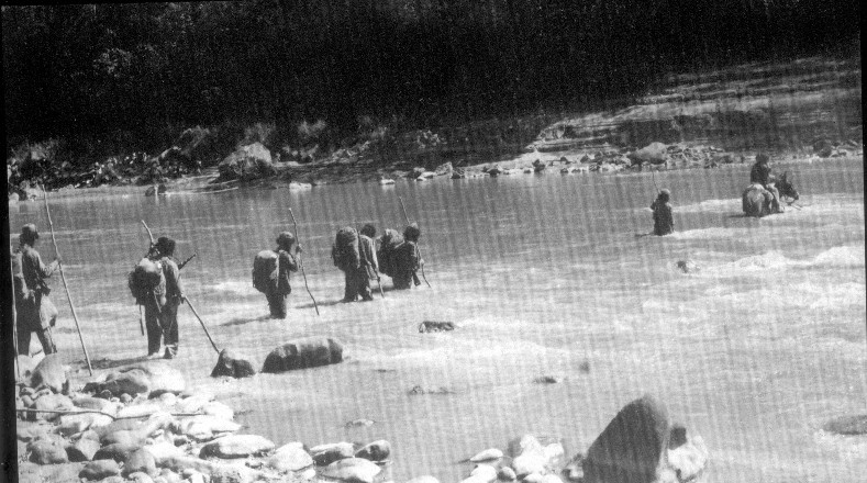 Партизаны переходят речку. Источник: https://www.telesurtv.net/multimedia/rostros-guerrilla-che-bolivia-20201009-0008.html