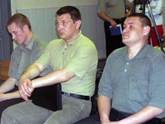 Ульман (в центре) и его люди в суде