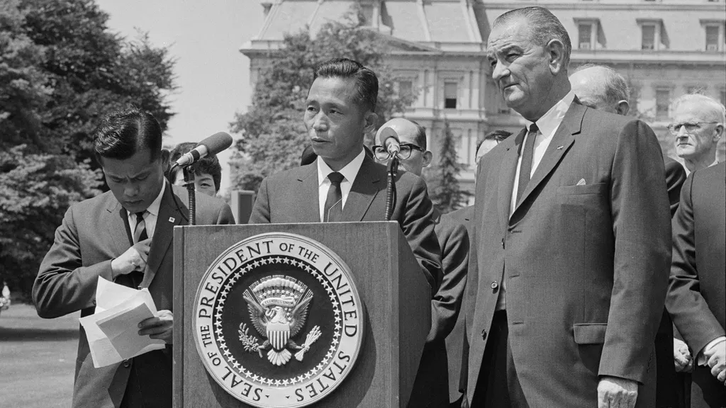 Пак Чон Хи (трибуна не его:))