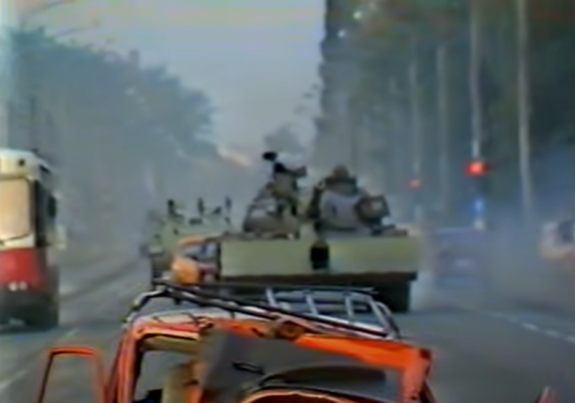 Вот эта колонна подходит, а за головным танком какая-то маленькая тачка.