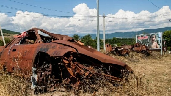 Несколько лет спустя. Остовы разбитых осетинских гражданских машин