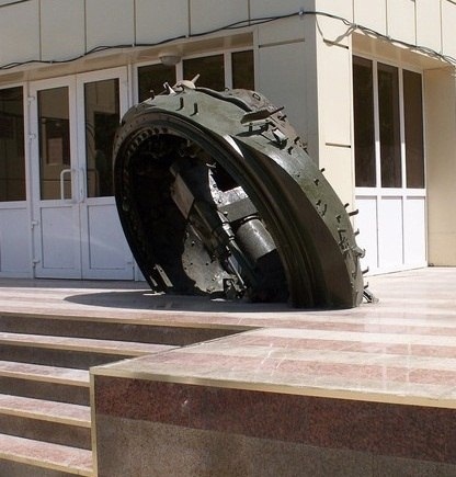 Позднее башня разбитого танка лейтенанта Ромелашвили стала памятником той войне