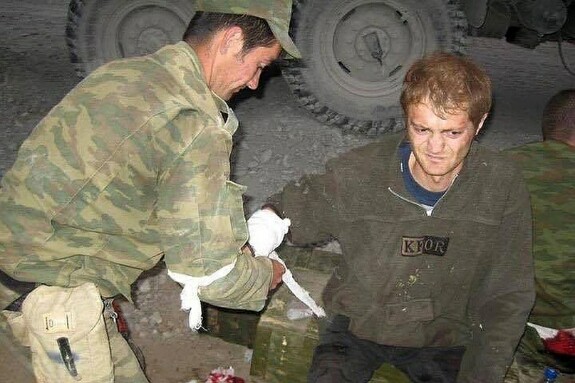 Перевязка раненого журналиста А.Коца
