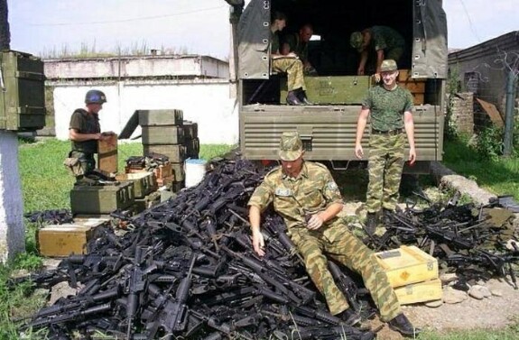 Русские разбирают трофеи
