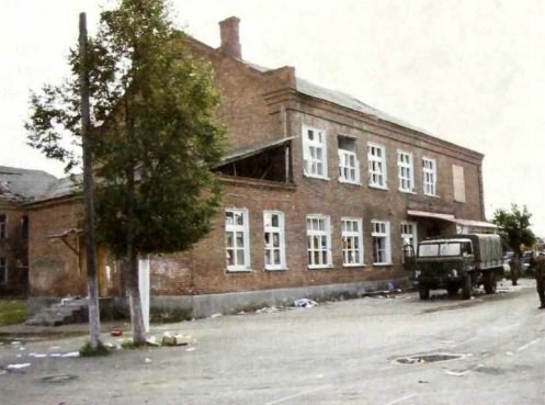 Вот этот грузовичок. Неприметный, да.