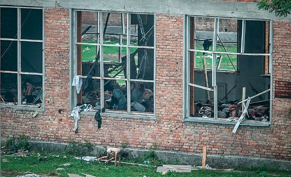Фото Дмитрия Белякова. Аида около спортзала