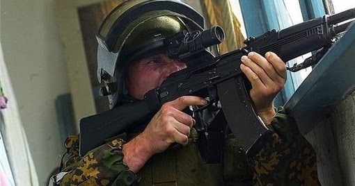 Олег Лоськов (группа "Альфа") напротив школы. Он погибнет во время штурма