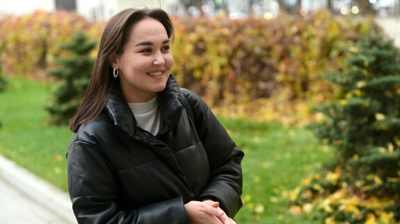 Оксана Макиева, врач-инфекционист, наши дни. 3 сентября она израненная выбралась из спортзала; ей тогда было 10 лет.