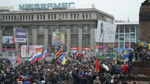 Днепропетровский антимайдан. Чуть ли не уникальный момент, когда украинские и российские флаги можно видеть в одной толпе