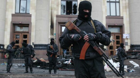 Подразделение спецназа "Ягуар" украинских сил в Харькове около взятого здания ОГА