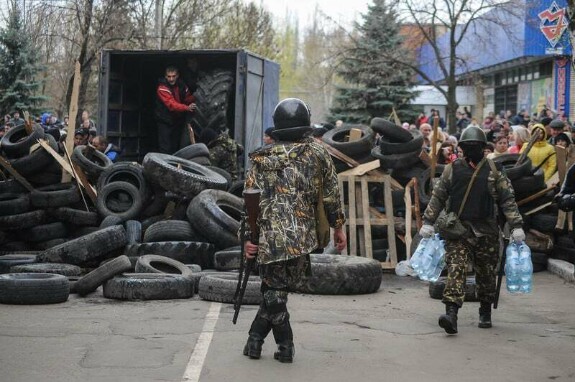 Ополченцы, весна 2014. В центре - повстанец с охотничьим ружьем в мотоциклетном шлеме, справа вообще боец, оснащенный милицейской резиновой дубинкой...