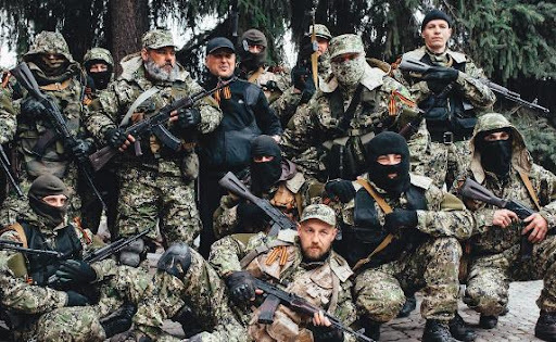 ...И для контраста бойцы отряда Стрелкова. На весну 2014 года они действительно выглядели как регулярное войско.