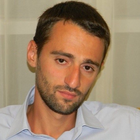 Рубен Аванесян погиб в тот же день, что Биличенко, но на Украине его редко упоминают, говоря о первых жертвах войны в Донбассе. Вероятно, гражданский, расстрелянный украинскими парамилитариями, несколько смазывает картину, в рамках которой кровь должны пролить "найманцы".