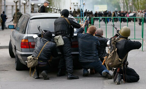 Группа ополченцев в Луганске во время первых столкновений