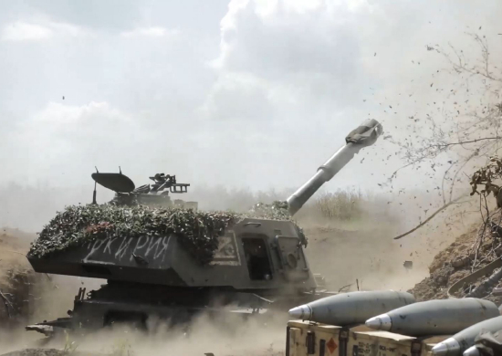 Российская САУ ведет огонь