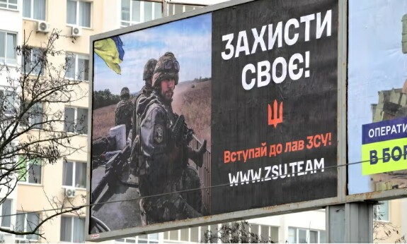 Рекламные щиты в Одессе призывают мужчин вступить в армию и защищать Украину, но город стал центром для людей, пытающихся избежать призыва в армию.