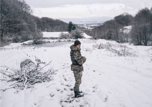 22-летний лейтенант Максим Сидоров во время патрулирования в приграничном районе недалеко от Велятино, Украина, 29 ноября 2023 года.
