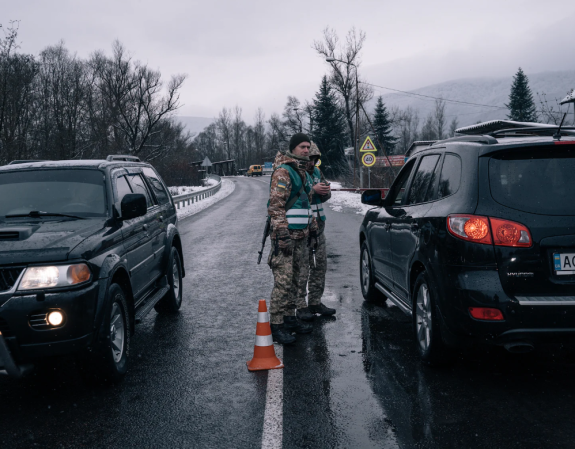 Сотрудники Государственной пограничной службы Украины работают на пункте пропуска возле границы с Румынией в Велятино.