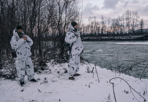 Сержант Александр Кириленко (слева) и Владимир Шикор патрулируют реку Тиса на границе с Румынией в районе Велятино.