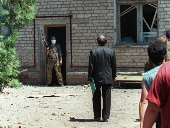 Переговорщик заходит в больницу