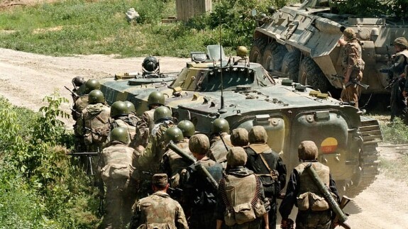Подразделение внутренних войск на подступах к больнице