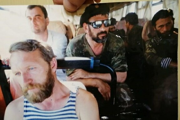 На переднем плане Владимир Попов, офицер милиции, один из добровольных заложников. За его спиной — «Большой Асламбек». Попов к настоящему моменту жив. Асламбек — нет. Попов в нулевые лично будет участвовать в захвате двух террористов, нападавших на Буденновск
