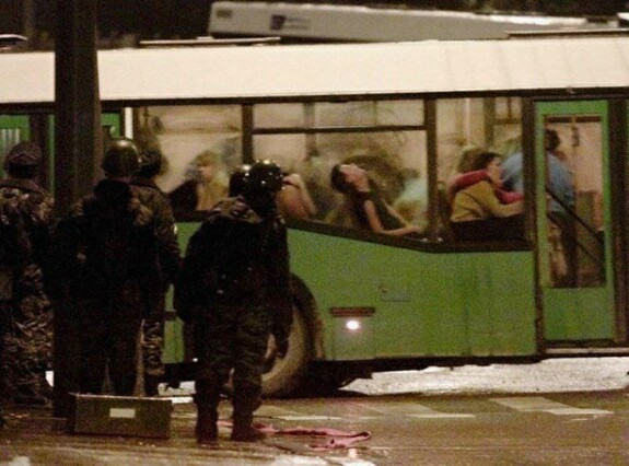 Автобус с эвакуированными заложниками