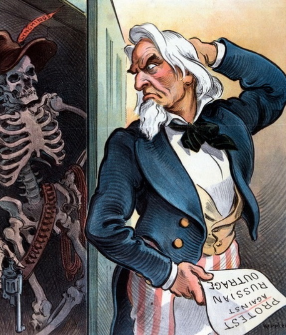 Дядя Сэм и скелет в шкафу. Надпись на бумаге - "Протест против произвола русских"