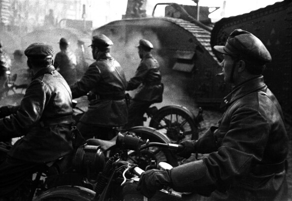 Парад 1927 года. Полные стимпанкового очарования танки-ромбы, мотоциклы... И папироска у красного байкера. 