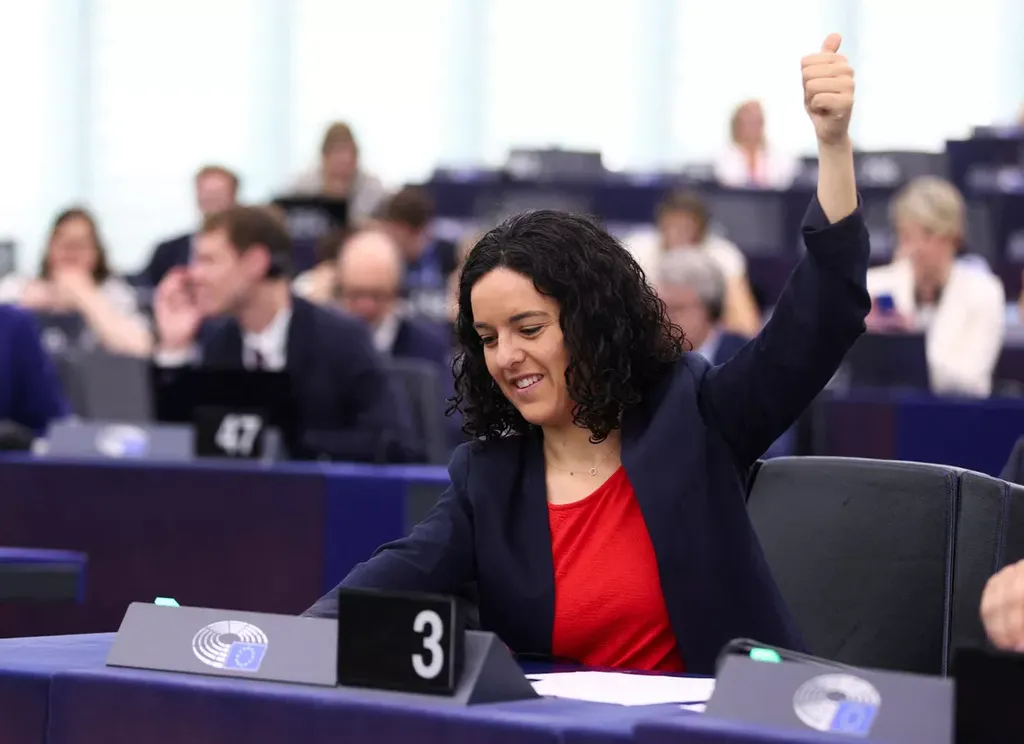 Манон Обри в Европарламенте. Фото с сайта "Фигаро"