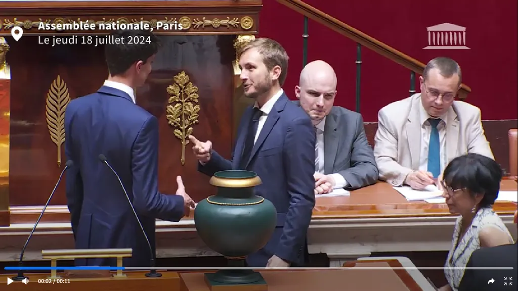 "Камень, ножницы, бумага" вместо рукопожатия. Скриншот с сайта "Фигаро".