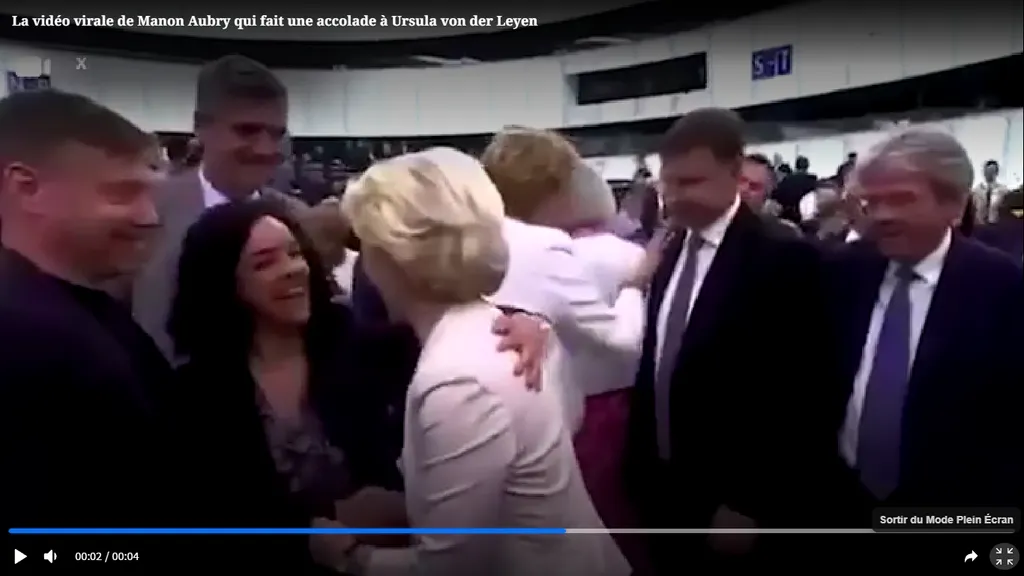 Манон Обри поздравляет фон дер Ляйен с переизбранием. Скриншот из "Фигаро"
