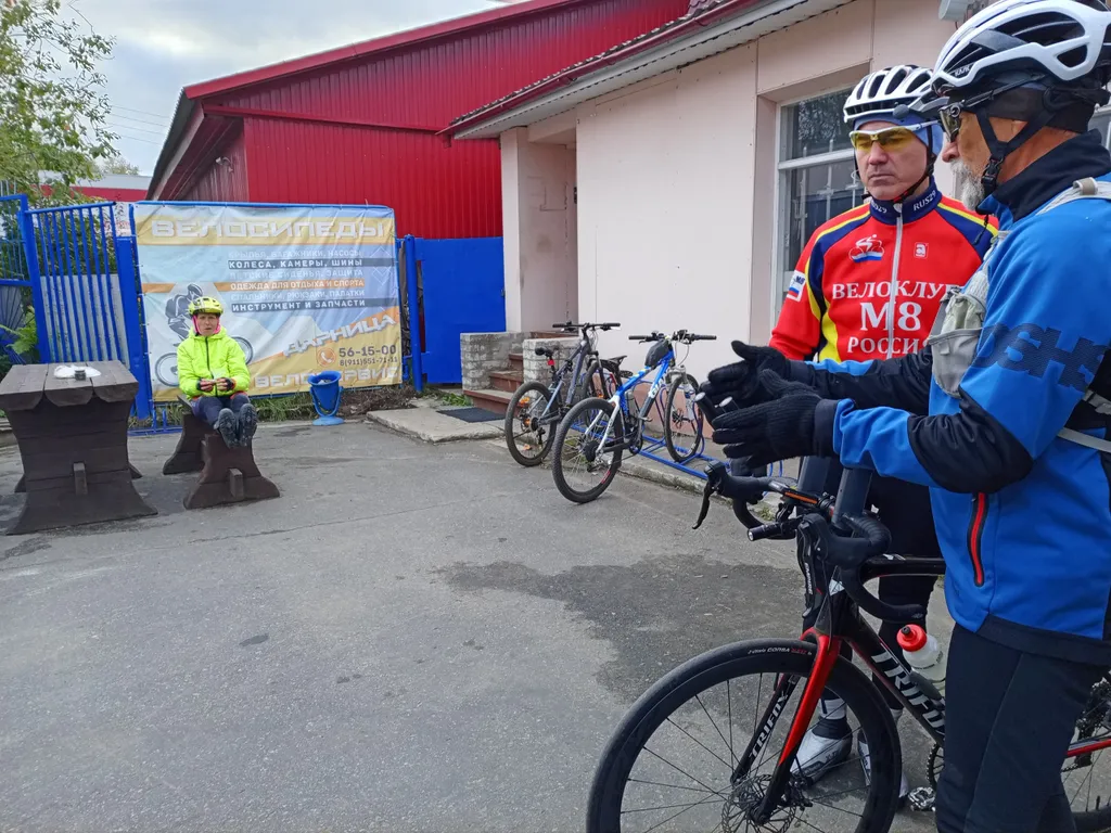 Мария Ивановна внимательно слушает двух Алексеев